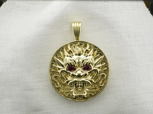 Zlatý medailón s hlavou Čínskeho draka a Rubínovými očami - 3Dzlatníctvo
