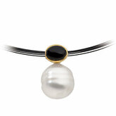 South Sea Cultured Pearl & Onyx Pendant alebo polo-osadený